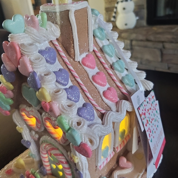 Pastel Hearts Valentines Gingerbread House-NWT - Picture 4 of 9